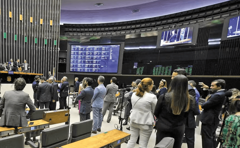 Partidos da base do Governo Lula deram oito em cada dez votos para manter o fundão eleitoral em quase R$ 5 bilhões