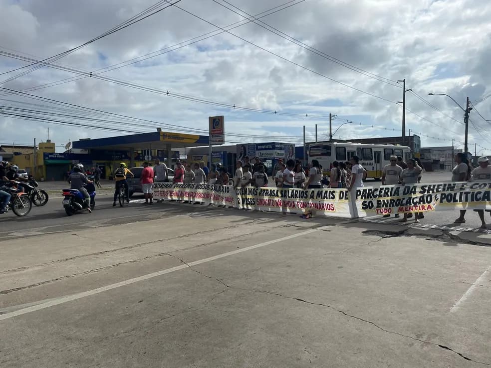 Protesto de trabalhadores de indústria de confecções interdita parcialmente avenida na Grande Natal