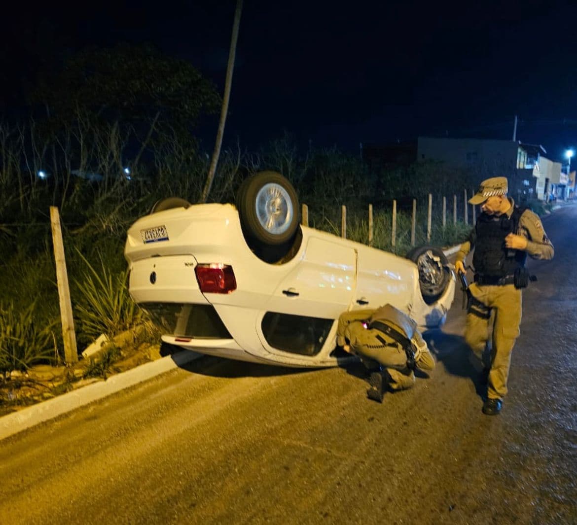 Motorista tenta fugir da lei seca, capota o carro e é preso no dia do aniversário