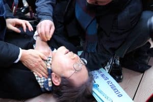 Líder da oposição na Coreia do Sul é esfaqueado no pescoço