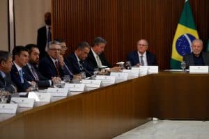 Governadores de oposição a Lula citam viagem, férias e check-up e desfalcam ato no 8/1