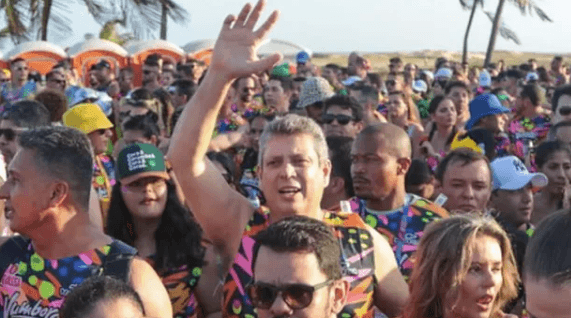 Após MP pedir investigação, ministro admite erro por custear passagens para carnaval fora de época e diz que funcionários devolveram verbas