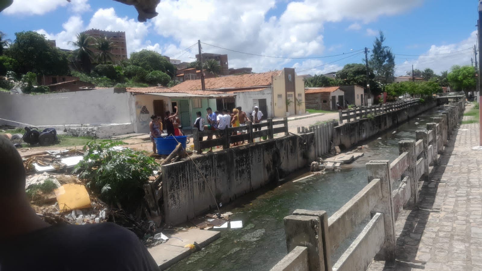 VÍDEO E FOTO: Moradores do Novo Horizonte utilizam água contaminada do Riacho das Quintas; comunidade está sem fornecimento de água há dois dias