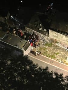 VÍDEO: Movimento de manifestantes derruba muro e invade terreno em Natal