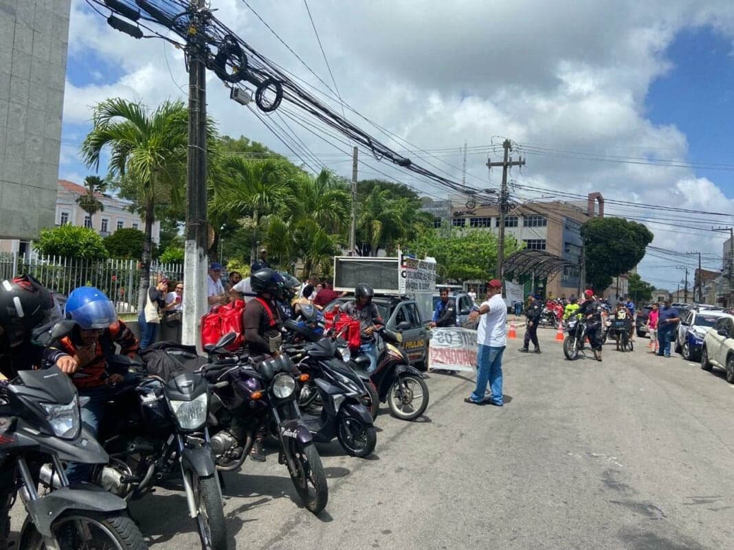 Motoentregadores protestam contra veto da Prefeitura sobre entrega na portaria de condomínios