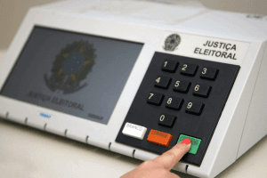 Eleições: TSE debate uso de inteligência artificial, celular nas cabines e porte de armas