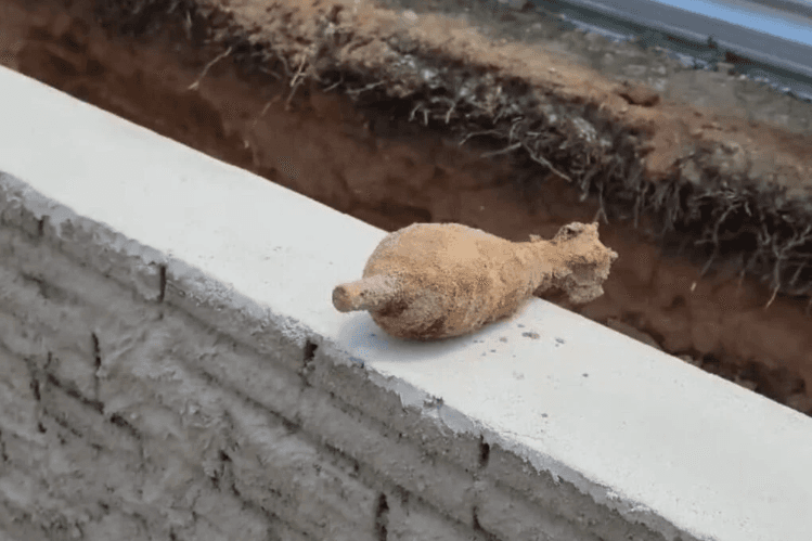 Operários encontram artefato explosivo enterrado em residência durante reforma em Capim Macio, na Zona Sul de Natal