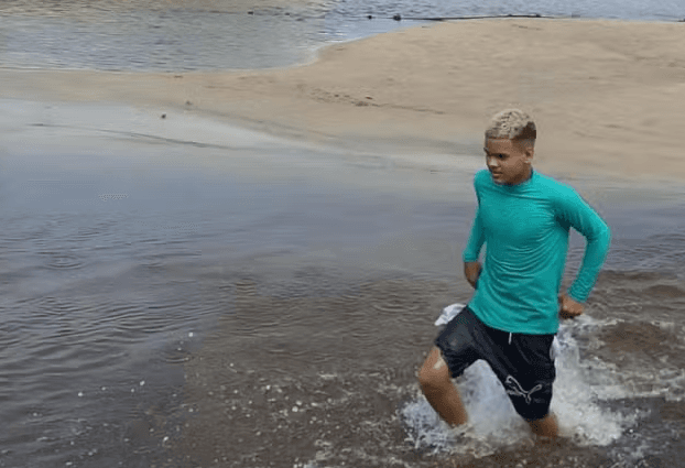 Filho de 15 anos é morto com facada no peito ao defender o pai durante briga na Praia de Zumbi