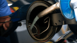Preço da gasolina subiu 9% no 1º ano de Lula; diesel tem queda