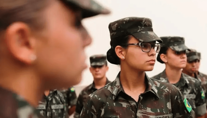 Exército alega fisiologia e defende veto a mulheres em função de combate