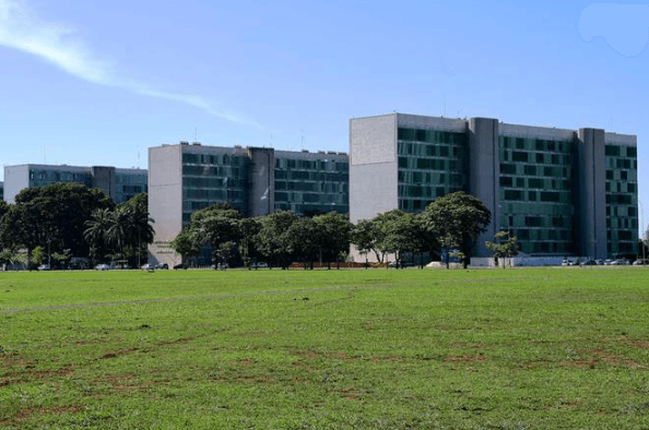 Servidores públicos federais cogitam greve unificada para aumento em 2024