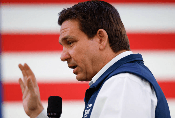 Ron DeSantis desiste de corrida à Casa Branca e declara apoio a Trump