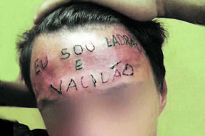 "SOU LADRÃO E VACILÃO': Jovem que teve a testa tatuada foge da cadeia e perde direito ao semiaberto