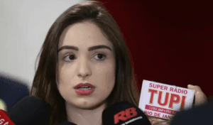 Patrícia Lelis, ativista de esquerda, é procurada pelo FBI por aplicar golpes de R$ 3,4 milhões nos EUA