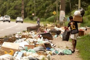 Belém, sede da COP30, tem mais de 200 mil habitantes em condições inadequadas de esgoto
