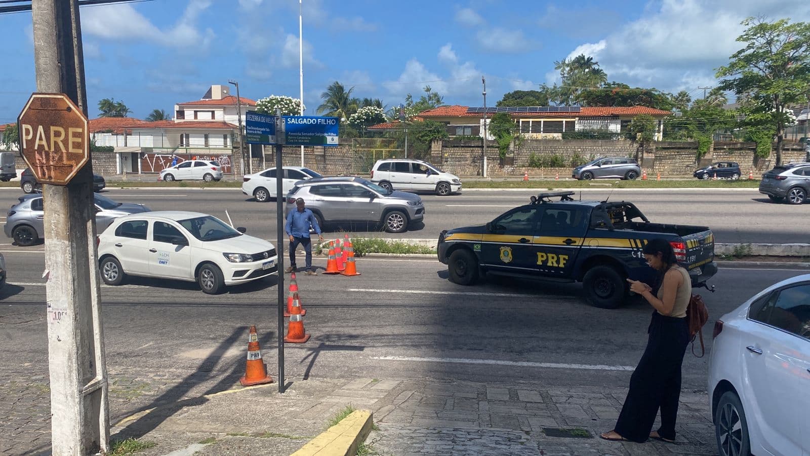 Rompimento de tubulação interdita trecho da marginal da BR-101 em Natal