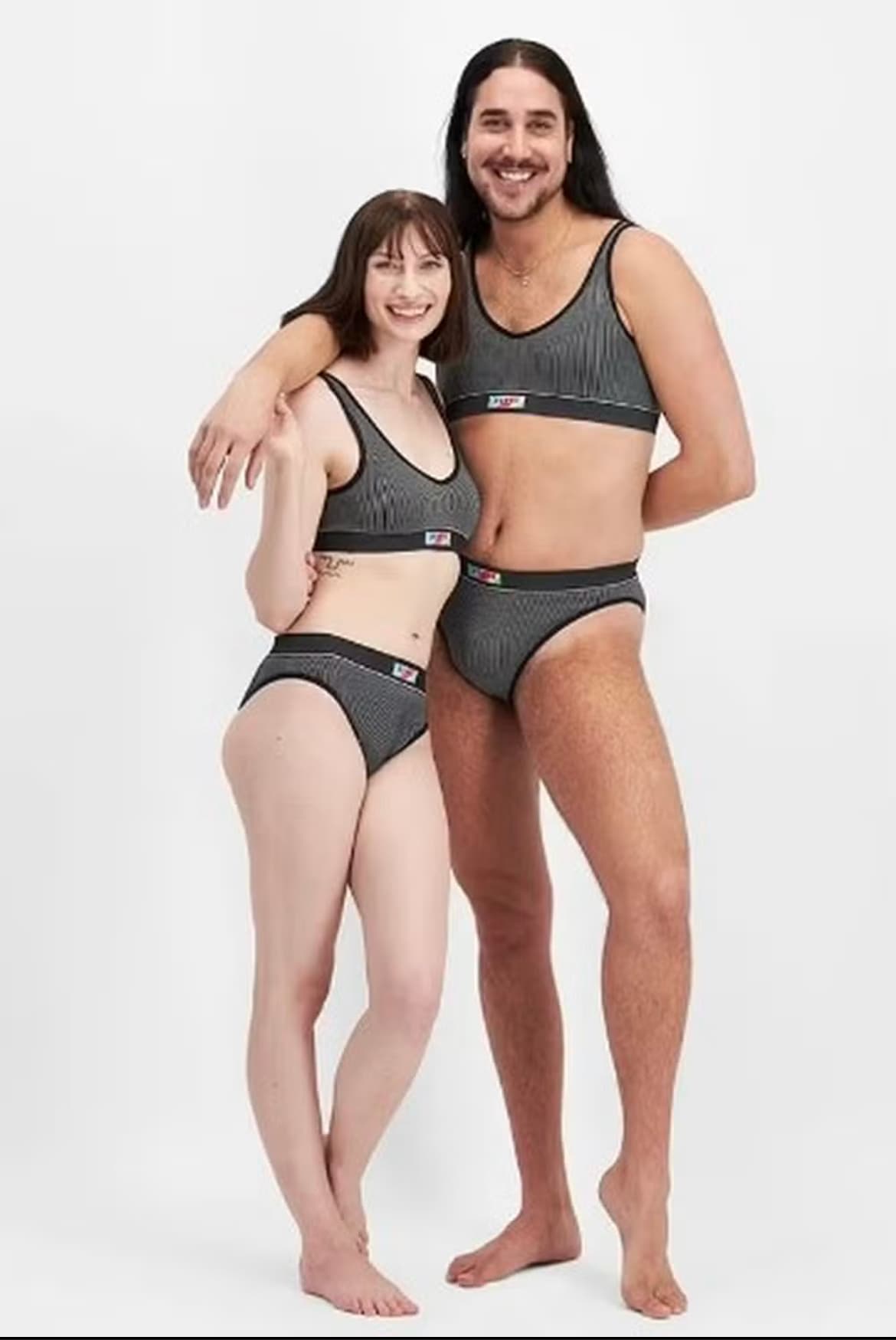 Grife australiana usa modelos não binários para promover calcinha e sutiã