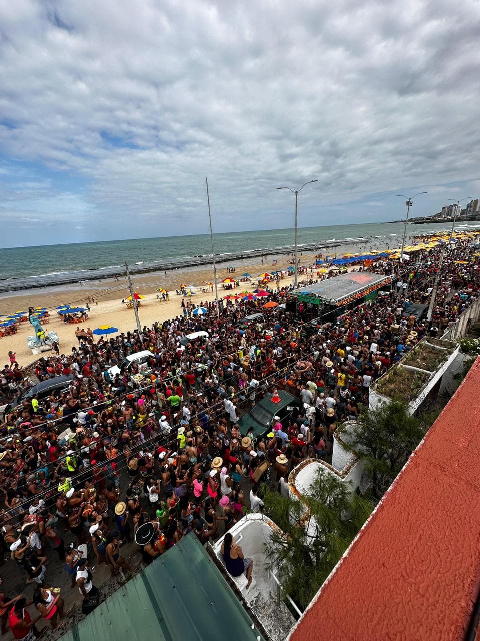 VÍDEO: Cavaleiros do Forró arrasta multidão na Praia dos Artistas