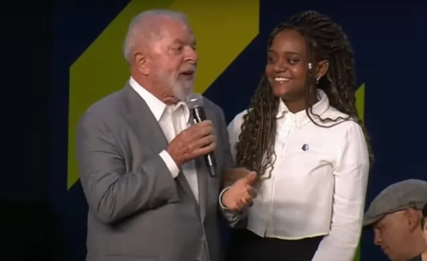 “Afrodescendente assim gosta de um batuque de tambor”, diz Lula à jovem negra