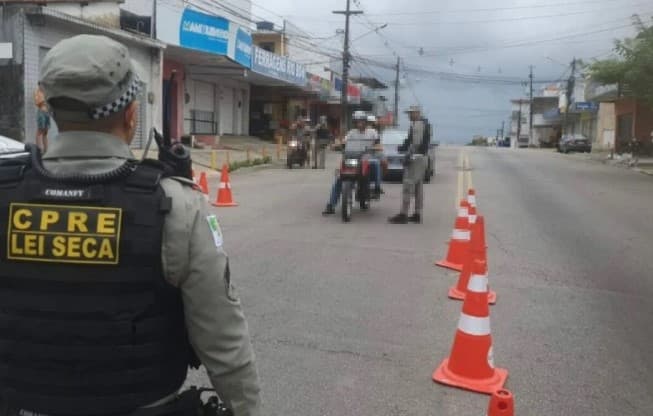 Homem é preso em Natal após dirigir embriagado e transportar filho de 10 anos em moto