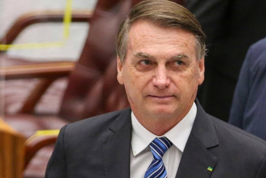 Bolsonaro decide contestar na Justiça medidas restritivas e pedirá devolução do passaporte