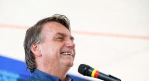 Bolsonaro passa por exames, e equipe médica discute realização de nova cirurgia no abdômen