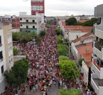 Prefeitura de Caicó suspende 50% do valor do contrato do cantor Felipe Amorim que teve show encerrado sem concluir percurso de bloco no carnaval