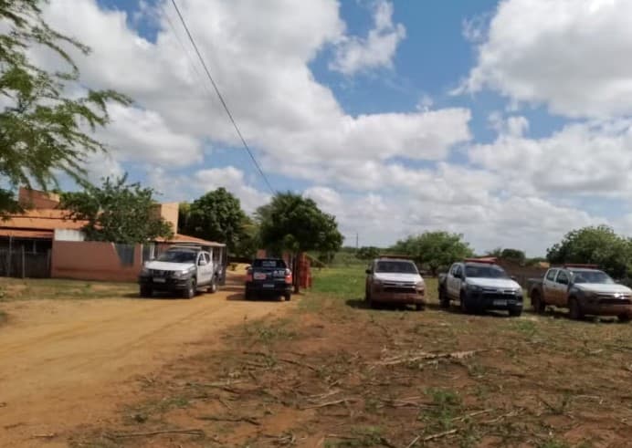 Casa invadida por fugitivos fica a cerca de 3 km da penitenciária de Mossoró; criminosos ficaram 4h no local e roubaram um celular