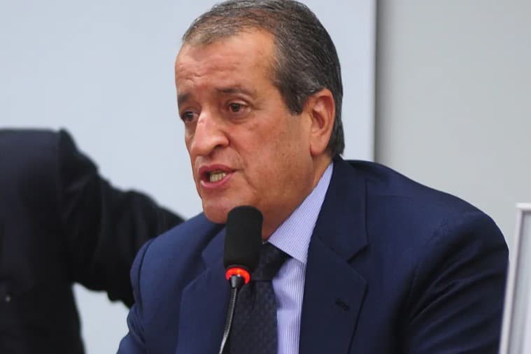 Valdemar Costa Neto diz à PF que pepita de ouro foi presente e que achava que não tinha valor