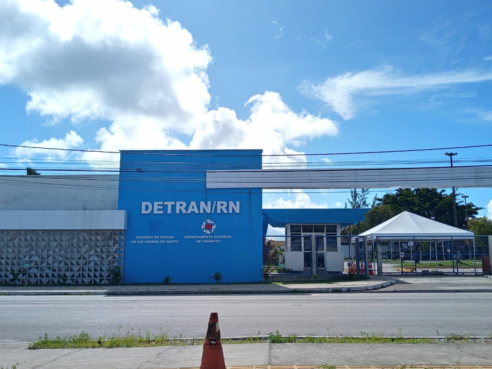 Homem invade sede do Detran-RN, tenta esfaquear vigilante e acaba morto, diz PM