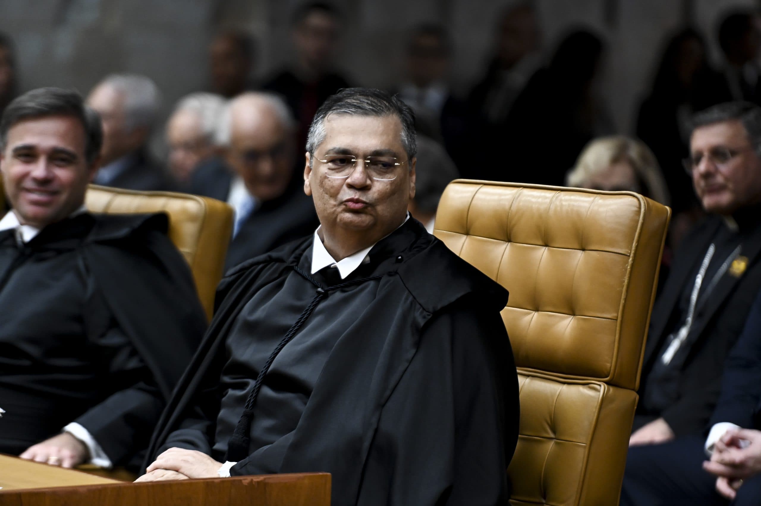 Dino acompanha Moraes e segue corrente mais dura do STF em estreia nas ações contra réus do 8 de Janeiro