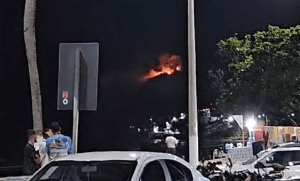 VÍDEO: Incêndio no topo do Morro do Careca assusta natalenses e turistas na orla