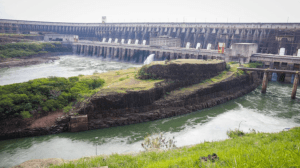 Conta de luz pode subir 1,4% com discussão sobre tarifa de Itaipu