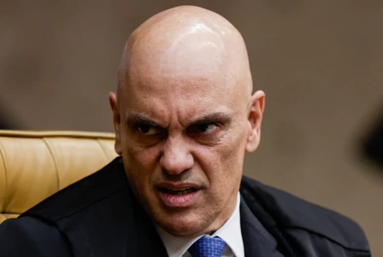 Decisão de Moraes que autorizou operação da PF contra Bolsonaro troca três vezes a palavra “como” por “corno”