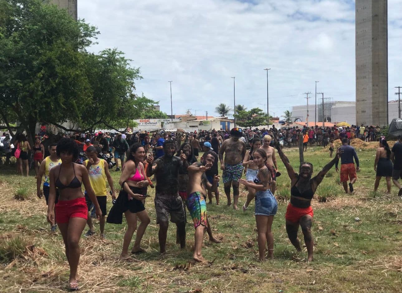 TRADIÇÃO DE CARNAVAL: Bloco Os Cão reúne foliões na praia da Redinha