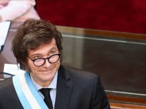 Com mandato marcado por corte de gastos, Milei vê inflação despencar na Argentina