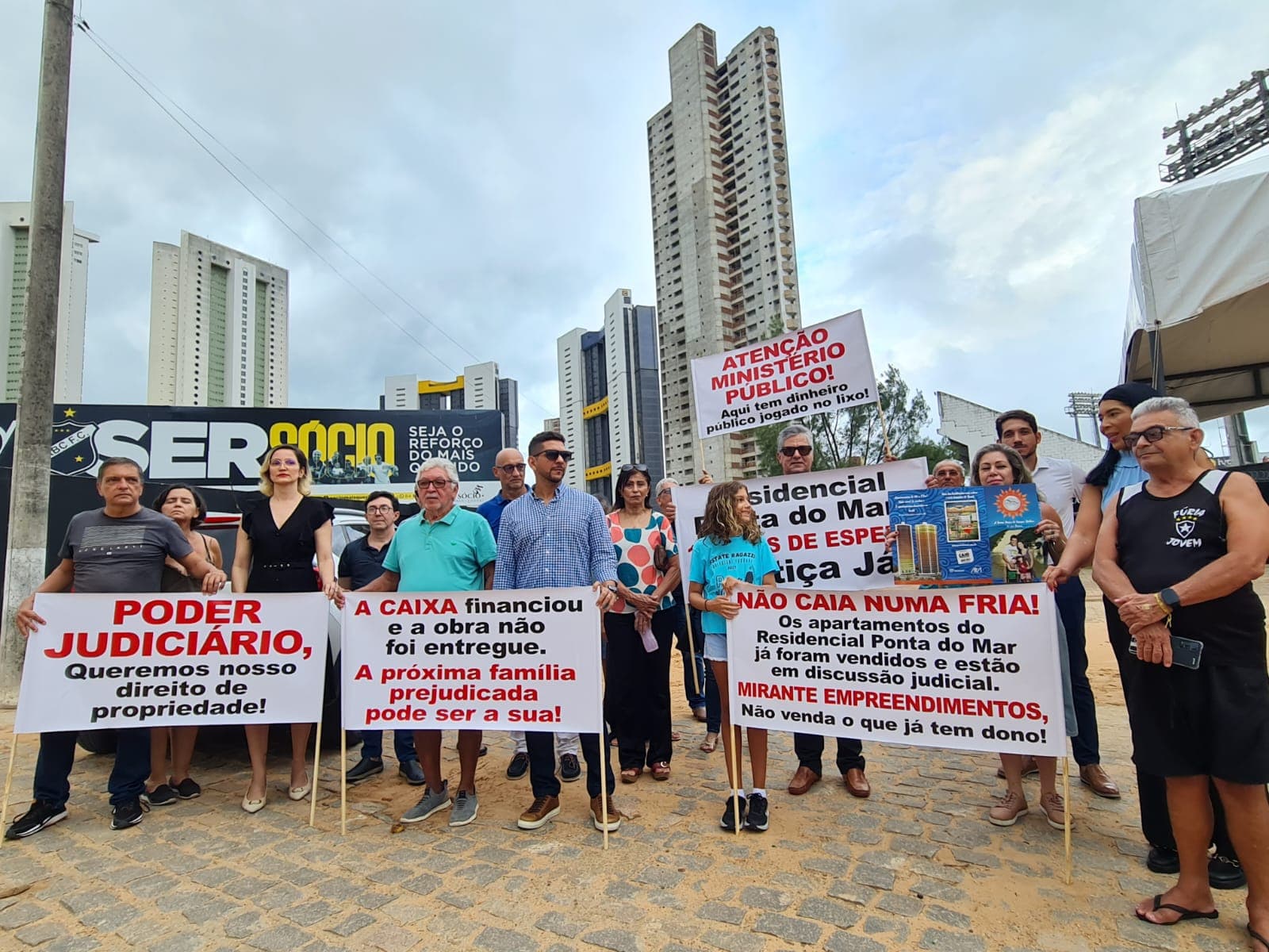 Protesto denuncia descaso da Justiça com residencial inacabado e mais de 150 famílias lesadas