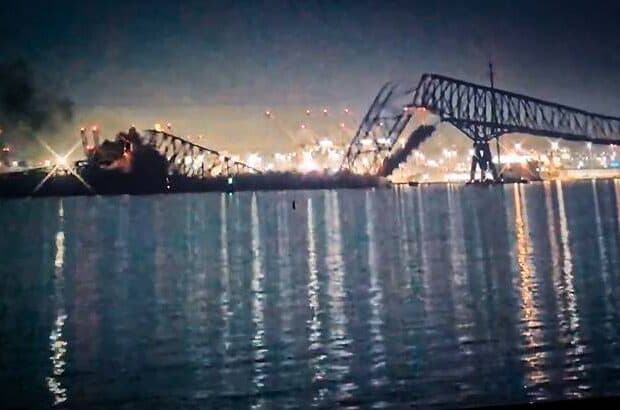 Ponte desaba após colisão nos USA