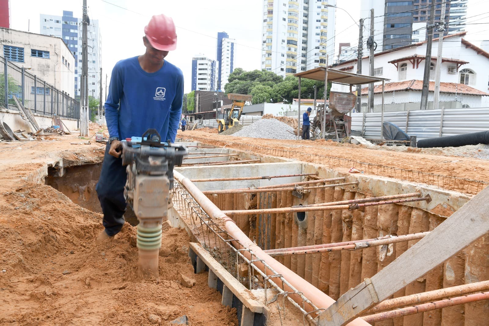 Obras de drenagem e requalificação do Largo do Atheneu avançam
