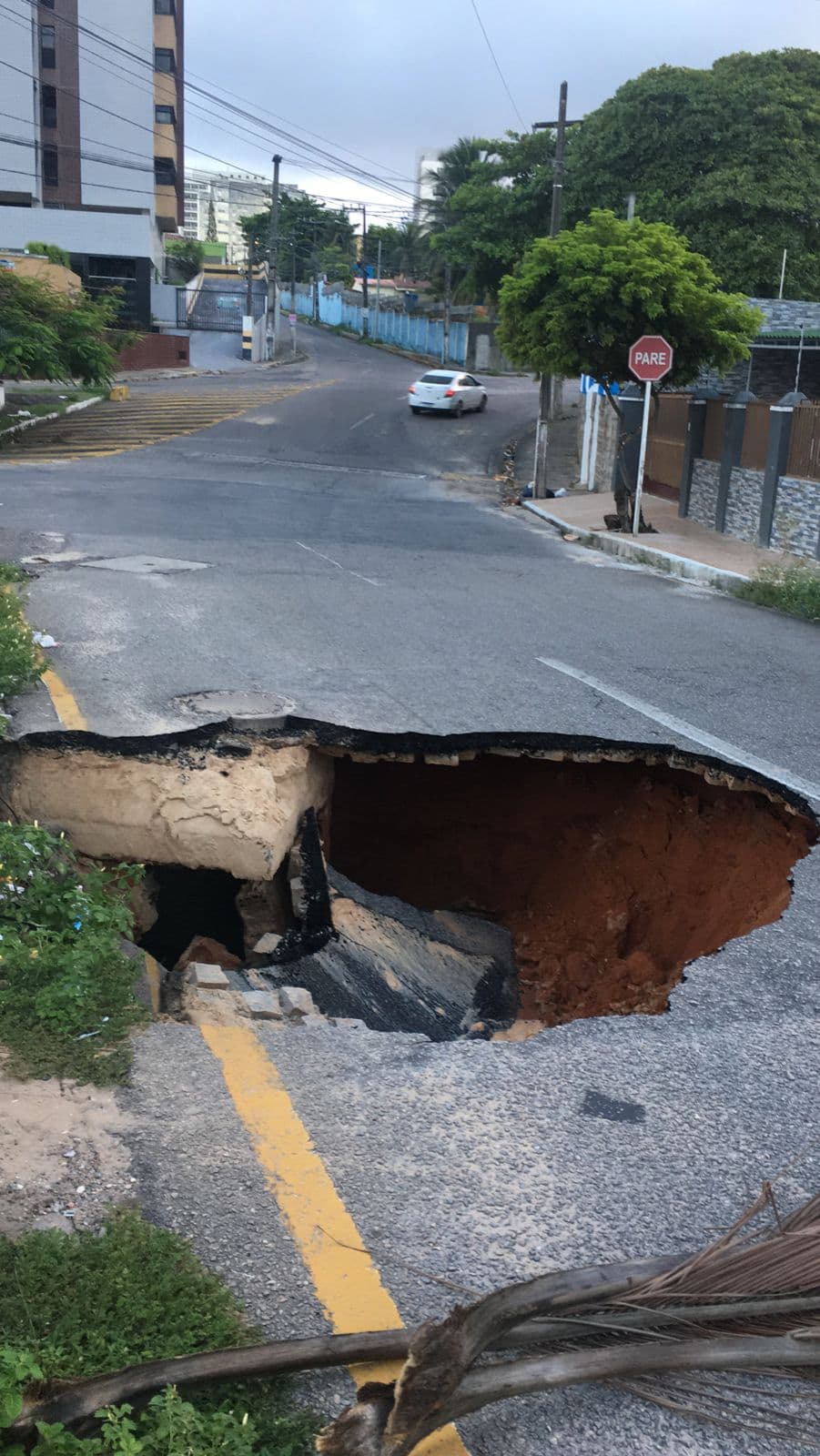 FOTO: Cratera gigante se abre no Tirol
