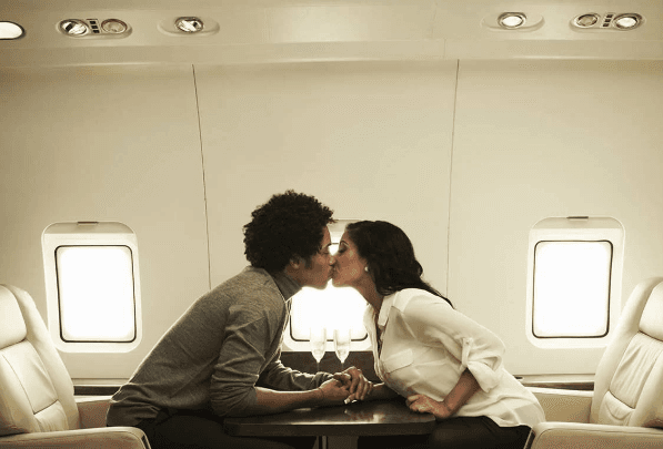 Empresa oferece pacotes de sexo no avião por R$ 9 mil; entenda fetiche
