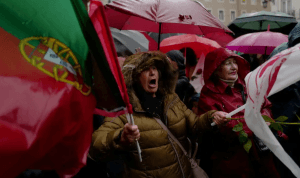 Centro-direita vence eleições em Portugal e esquerda tem derrota histórica
