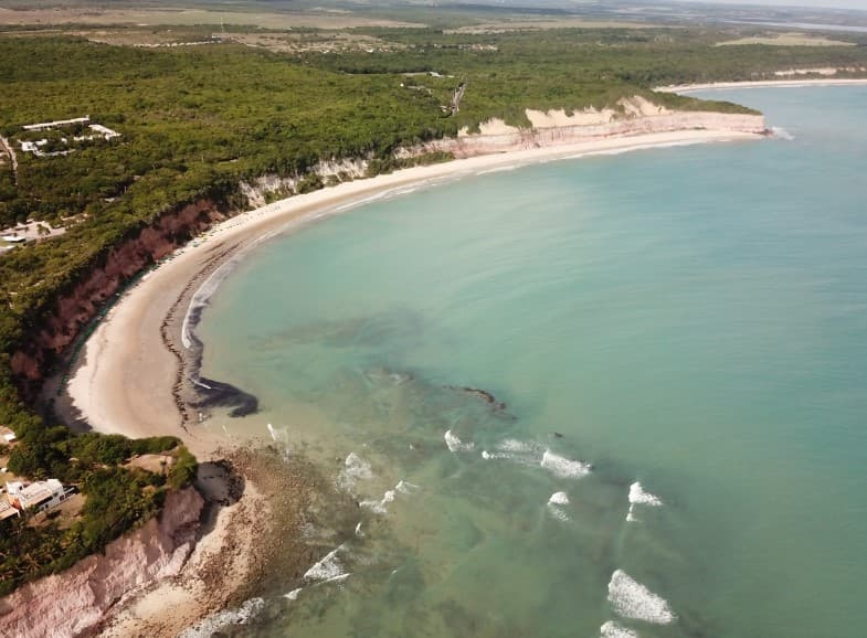 Praia da Baía dos Golfinhos é eleita a terceira melhor da América do Sul no Prêmio Travellers’ Choice