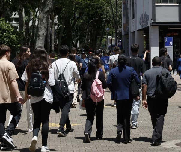 Um em cada 5 jovens brasileiros de 15 a 29 anos não estudava nem trabalhava em 2023, diz IBGE