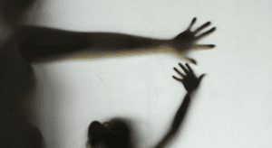A cada 15 horas, uma mulher é vítima de feminicídio no país, diz pesquisa