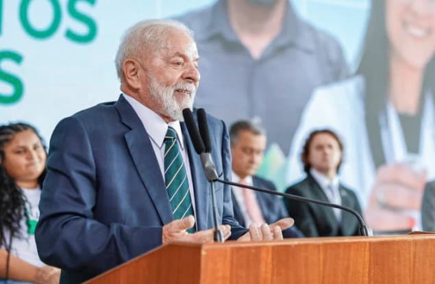 Mulher com profissão não depende do pai para comprar batom e calcinha, diz Lula