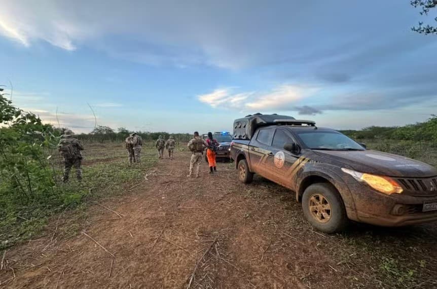 Cães farejadores detectam cheiro de fugitivos da Penitenciária Federal de Mossoró em morador de Baraúna