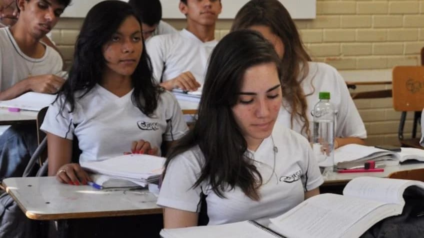 Menos da metade dos negros e dos nordestinos concluiu o ensino médio