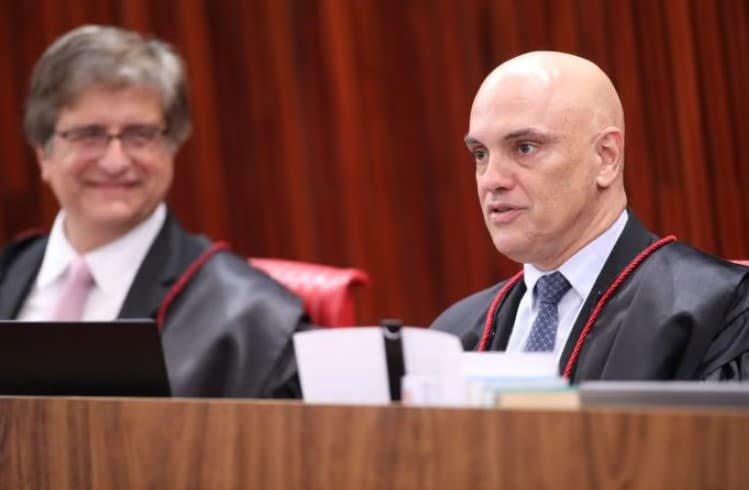 Moraes dá 15 dias para PGR decidir se denuncia Bolsonaro por fraude em cartão de vacina