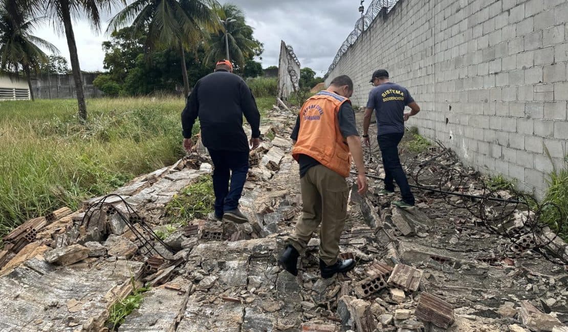 Parte de muro do Centro de Atendimento Socioeducativo em Parnamirim desaba após fortes chuvas